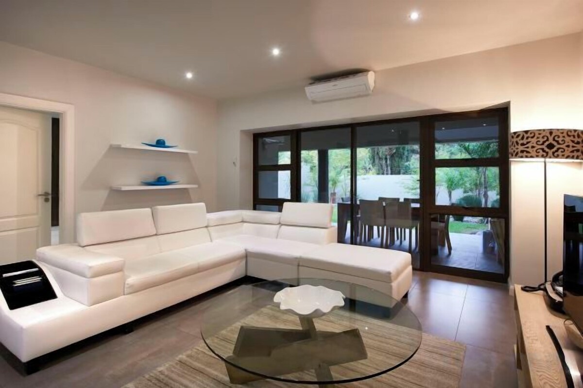 Luxury Two Bedrooms Apartment With Garden View