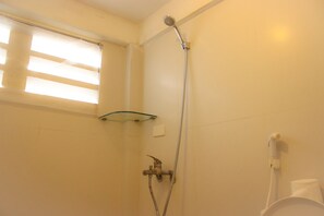 Combined shower/bathtub, rainfall showerhead, free toiletries - BC Family Homestay - Ha Noi - Hostel (Hanoi)