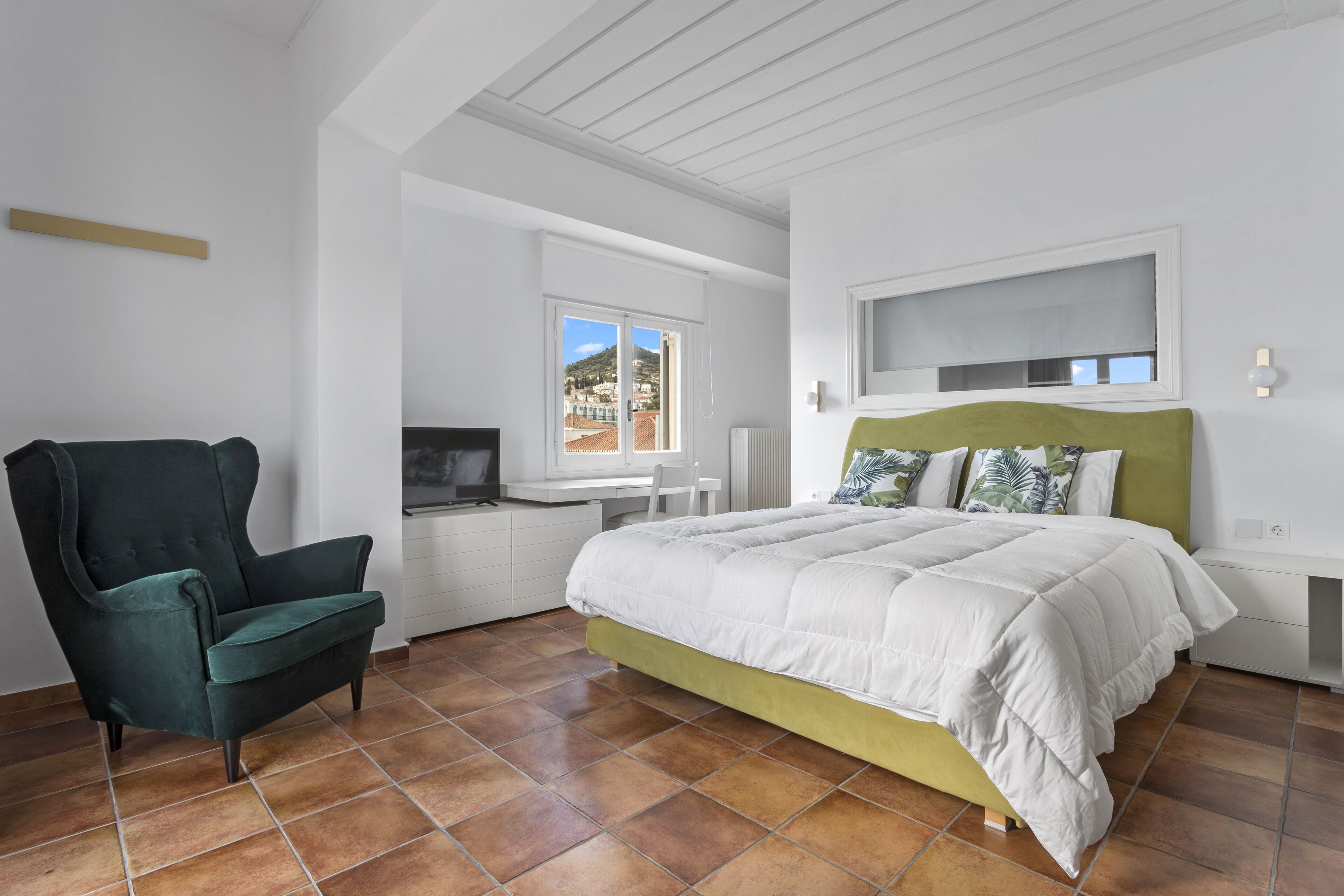 Espacio para trabajar con laptop, wifi gratis y ropa de cama 