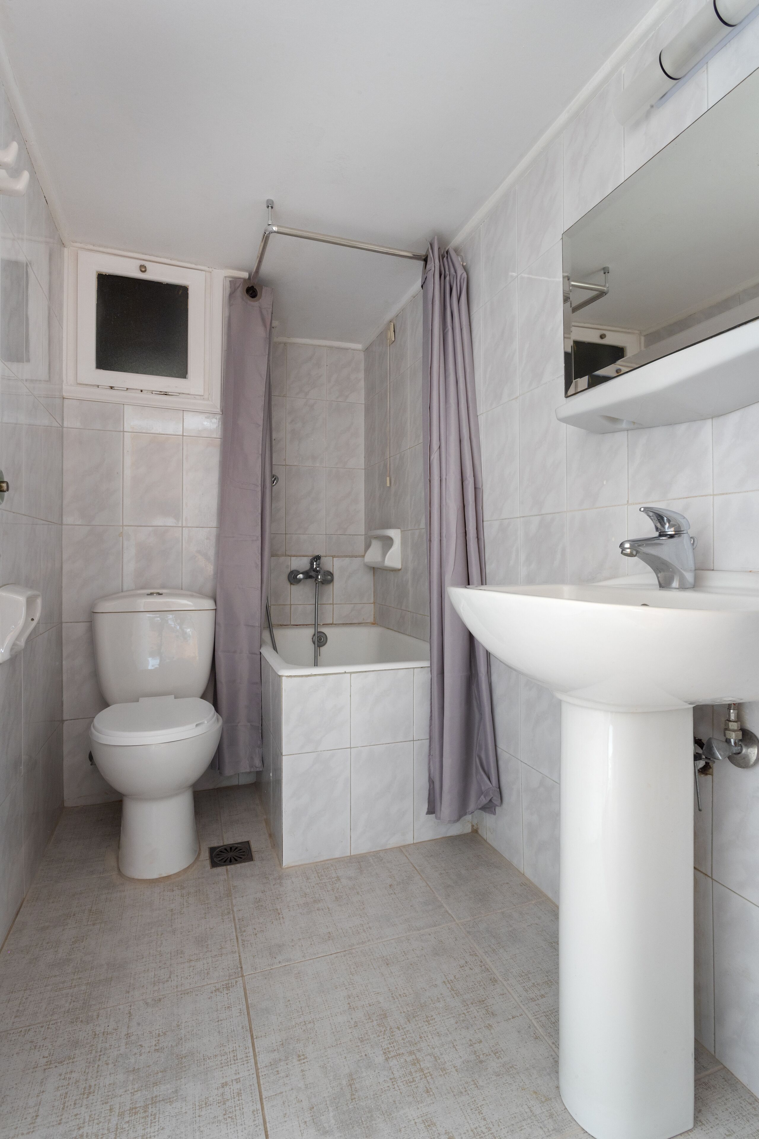 economy double or twin room | 1 bedroom, laptop workspace, free wifi, bed sheets