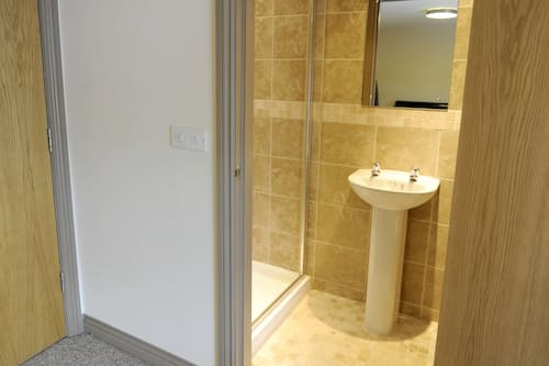 Douche, articles de toilette gratuits, sĂšche-cheveux