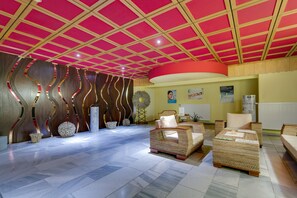 カップル用トリートメントルーム、サウナ、ボディ トリートメント、ホットストーンマッサージ、ボディスクラブ、フェイシャル トリートメント