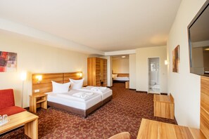 エクスクルーシブ ダブルルーム キングベッド 1 台 | デスク、遮光カーテン、WiFi (無料)、ベッドシーツ