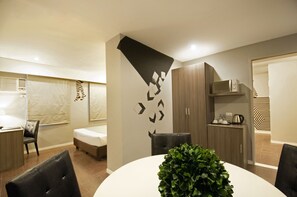 Prestige Room | In-room safe, blackout curtains, free WiFi, bed sheets - Astoria Greenbelt (Makati)