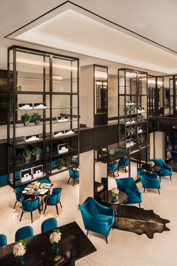 Breakfast, lunch and dinner served