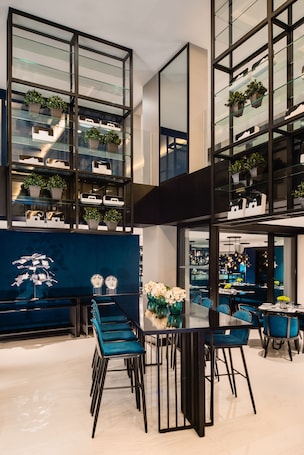 供应早餐、午餐和晚餐