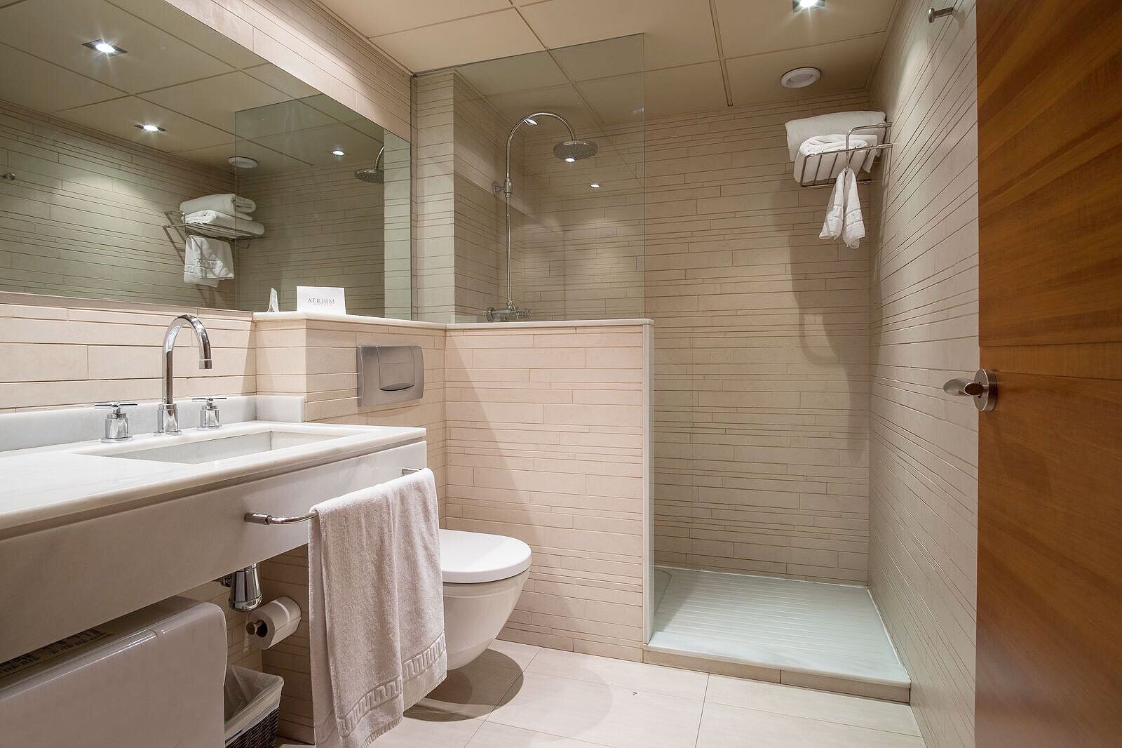 Bañera con ducha, artículos de tocador gratuitos, secador de pelo, bidet
