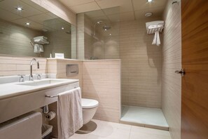 Ensemble baignoire-douche, articles de toilette (gratuits)