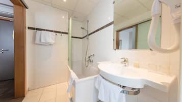 Articles de toilette gratuits, sèche-cheveux, serviettes fournies
