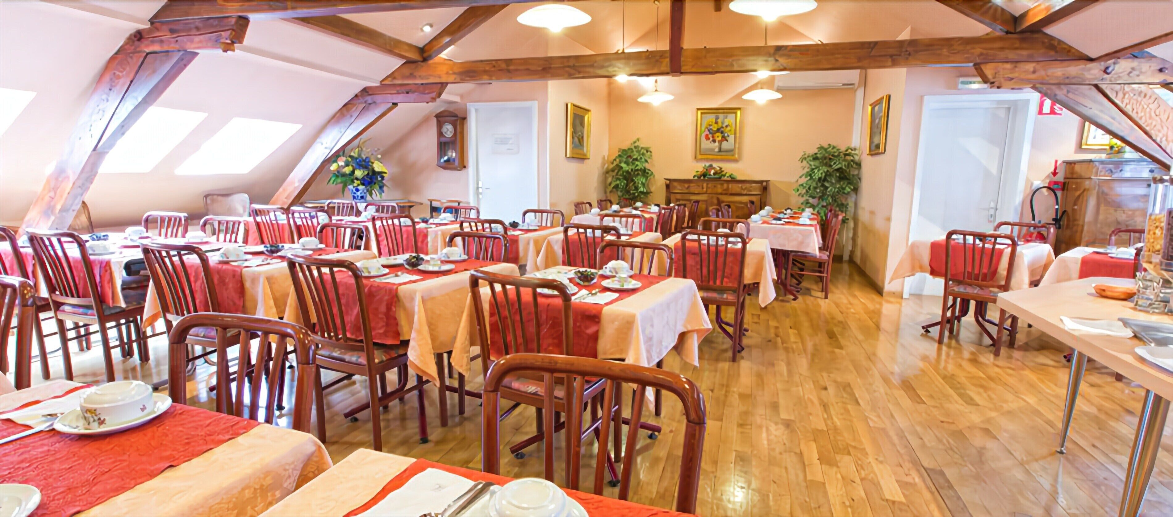 daily continental breakfast (eur 11 per person)