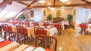 Tägliches kontinentales Frühstück (11 EUR pro Person)