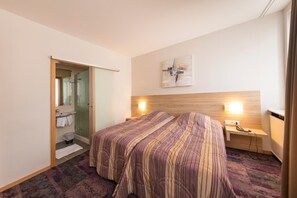 In-room safe, desk, soundproofing, iron/ironing board - Hôtel Vendôme (Strasbourg)