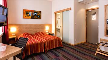 Zimmersafe, Schreibtisch, schallisolierte Zimmer, Bügeleisen/Bügelbrett