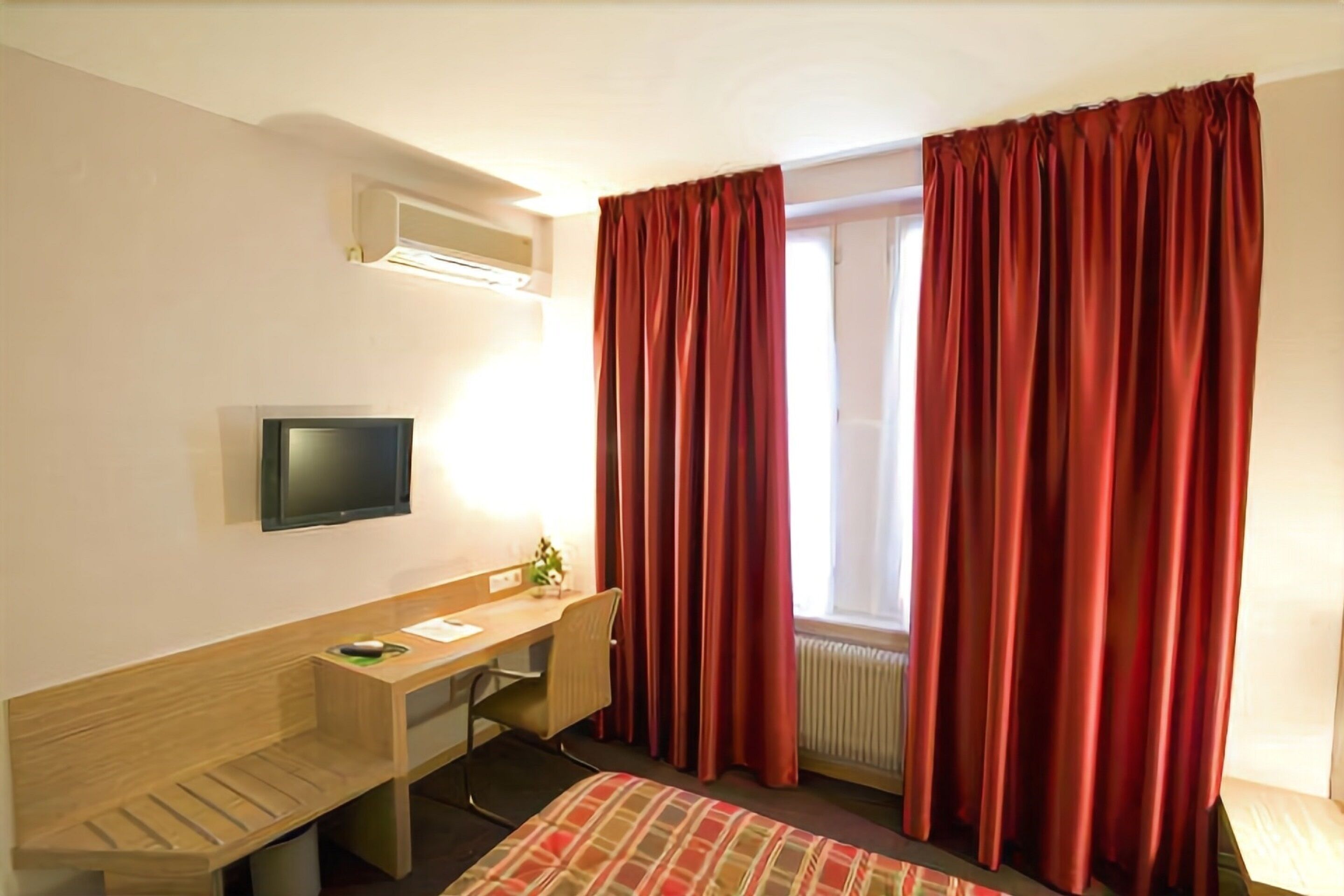 20-inch flat-screen tv with digital channels, tv