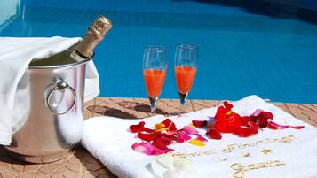 Seasonal outdoor pool, pool umbrellas, sun loungers