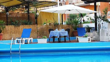 Piscine extérieure (ouverte en saison), parasols de plage