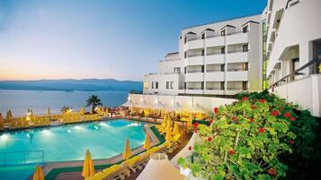 Außenpool, Sonnenschirme, Liegestühle