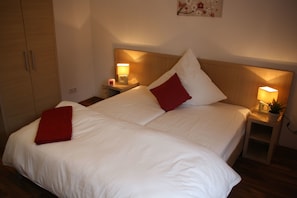 Standard-Doppel- oder -Zweibettzimmer, Nichtraucher | Hochwertige Bettwaren, Zimmersafe, Schreibtisch, schallisolierte Zimmer