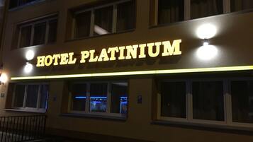 Voorkant accommodatie - avond/nacht