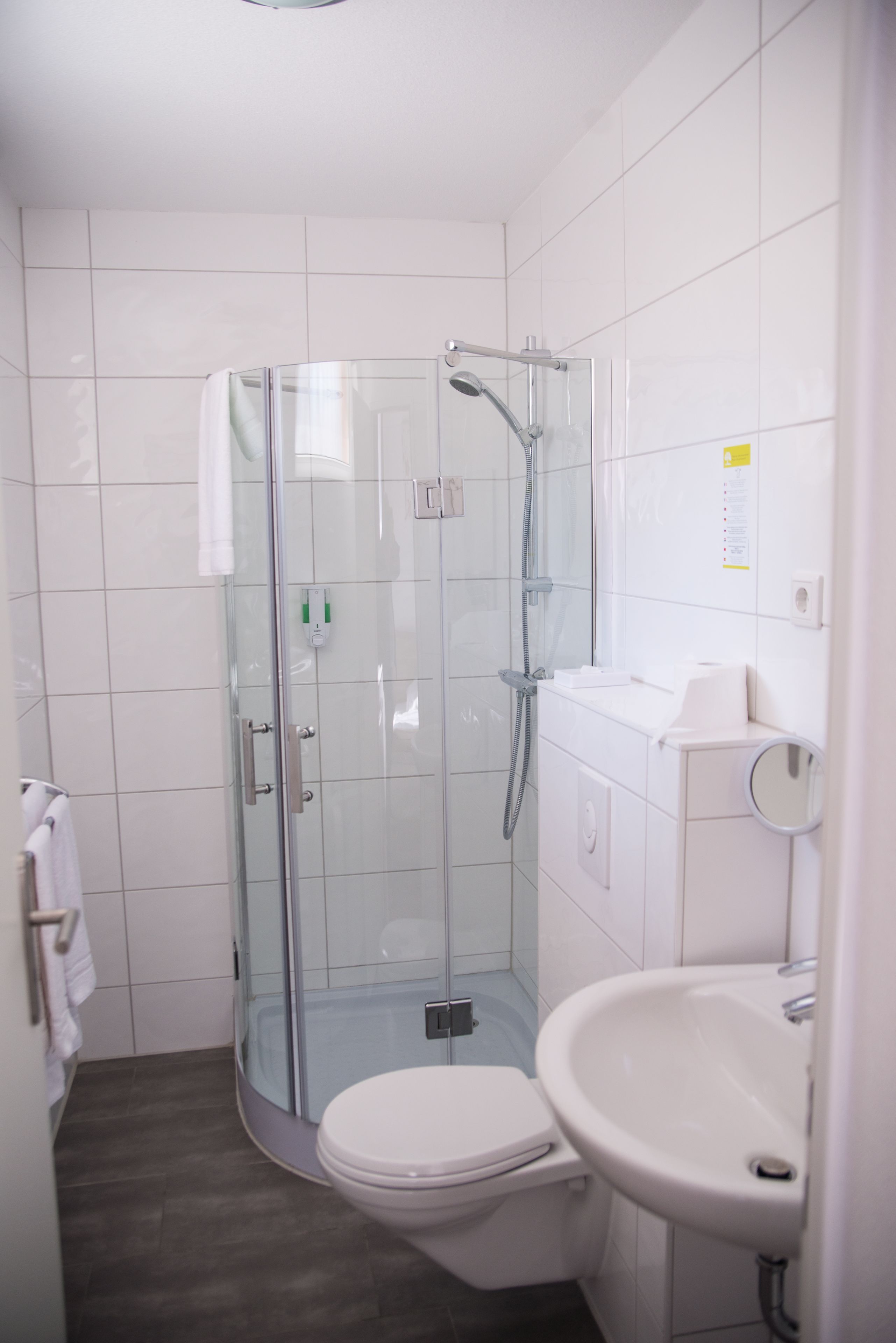 standard single room, 1 single bed, non smoking | bathroom | shower, free toiletries, hair dryer, towels
