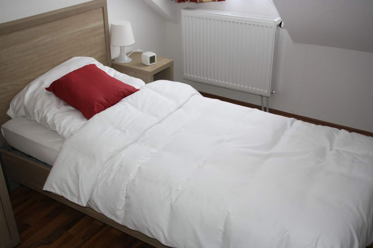 Ropa de cama de alta calidad y caja de seguridad en la habitación