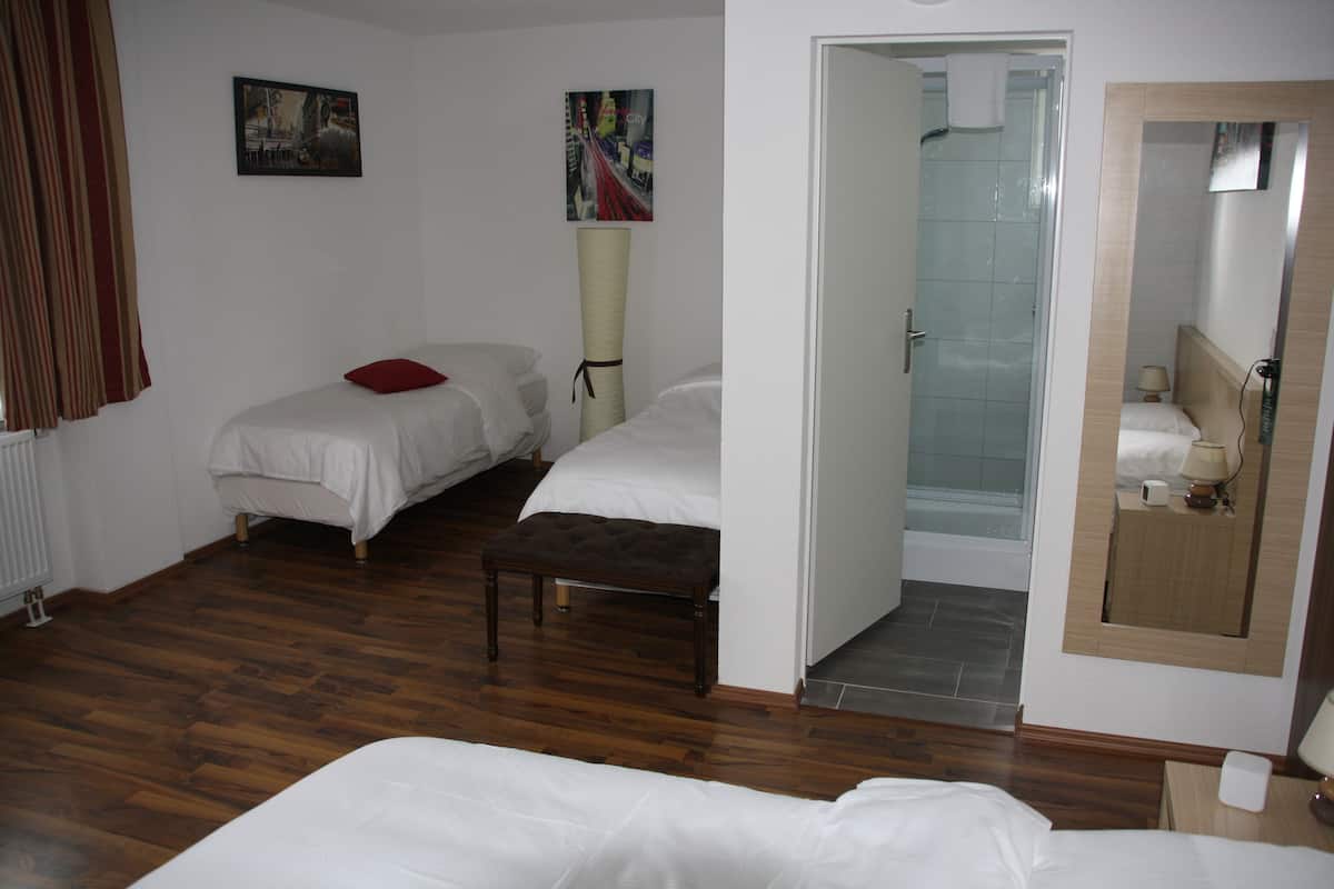 Ropa de cama de alta calidad y caja de seguridad en la habitación