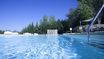 Piscina stagionale all'aperto, ombrelloni da piscina, lettini