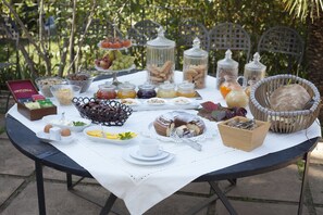 Free daily local cuisine breakfast - Masseria Bannata (Enna)