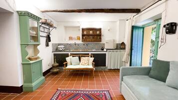 Standard Quadruple Room, 1 Bedroom | Living area