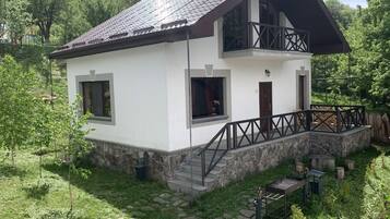 1 Schlafzimmer, hochwertige Bettwaren, Schreibtisch