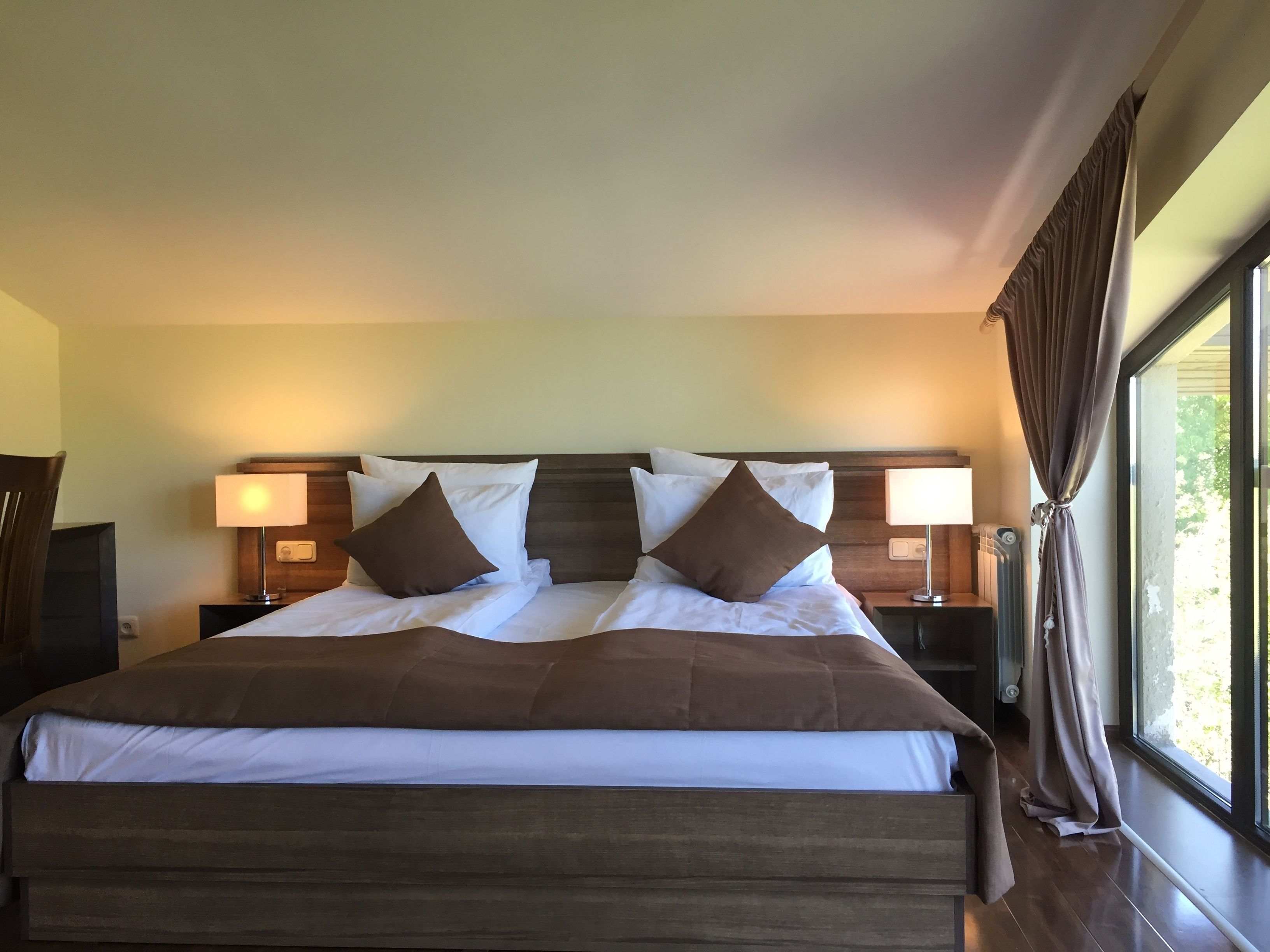 1 Schlafzimmer, hochwertige Bettwaren, Schreibtisch