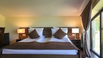 1 Schlafzimmer, hochwertige Bettwaren, Schreibtisch