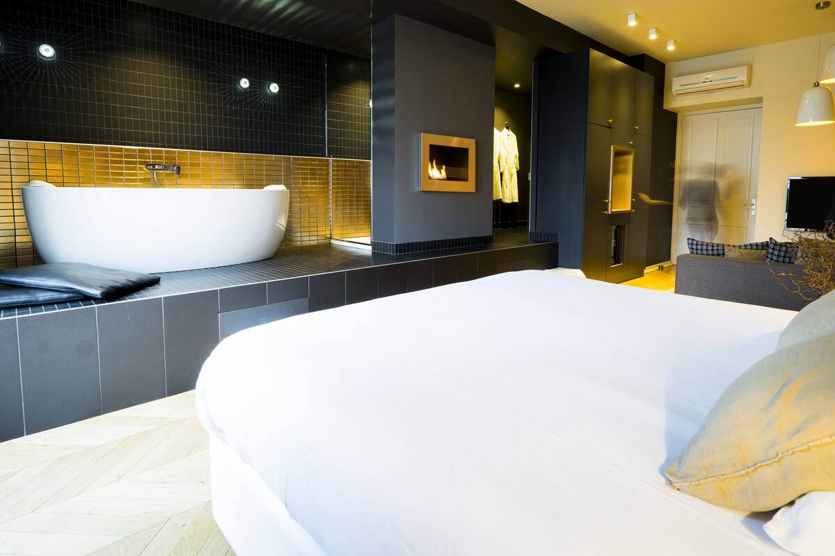 Suite Luxe Bellecour, 5 place Bellecour, 69002 Lyon | Literie de qualité supérieure, surmatelas, minibar