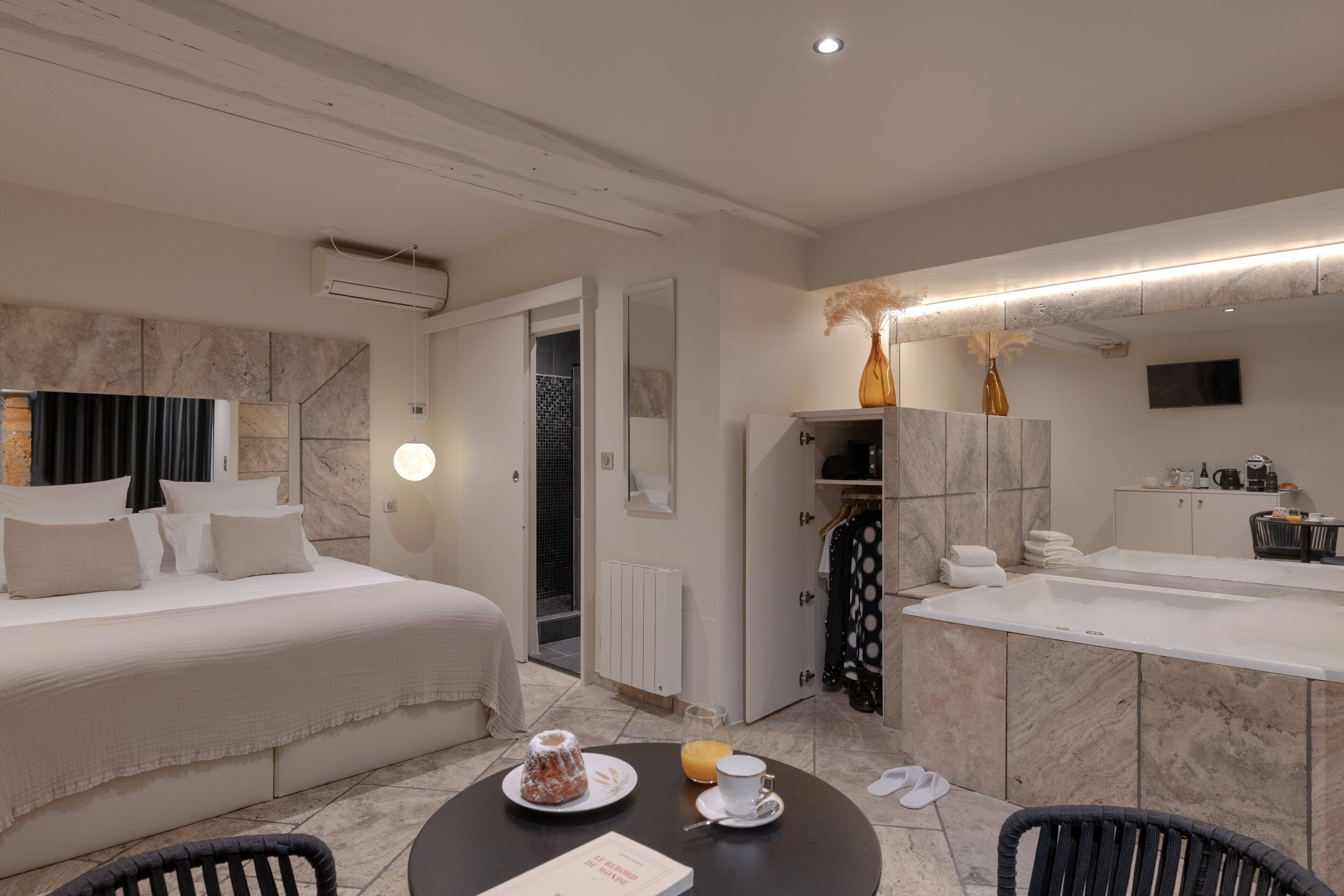 Suite Junior Nova, 26 rue Sala, 69002 | Ylelliset vuodevaatteet, pillowtop-patjalliset sängyt, minibaari