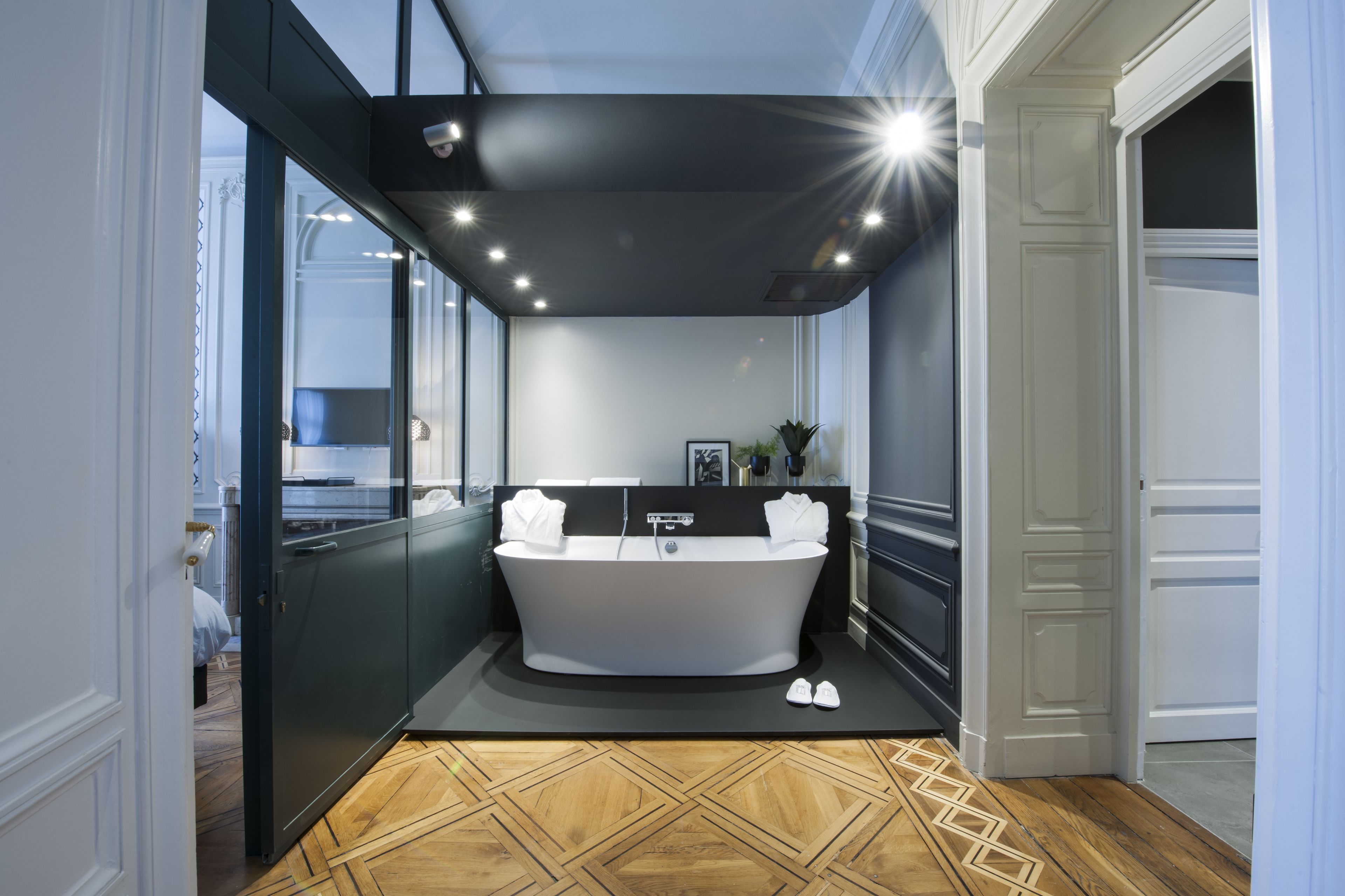 suite luxe vertigo, 2 place gailleton, 69002 lyon | jetted bathtub