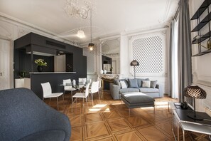 Suite Luxe Vertigo, 2 Place Gailleton, 69002 Lyon | Cuisine privée | Mini-réfrigérateur, four à micro-ondes, cafétière à espresso