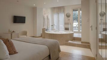 Suite Luxe Bellecour, 5 place Bellecour, 69002 Lyon | Premium bedding, pillowtop beds, in-room safe, individually decorated