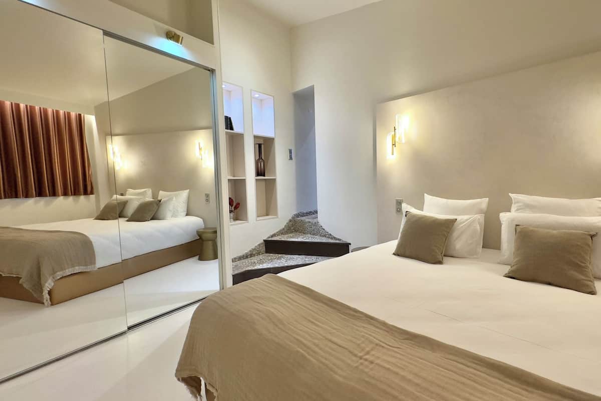Suíte executiva, lareira, no pátio (La Confidence, 17 rue Auguste Comte) | 1 quarto, roupas de cama premium, camas com colchões pillow-top