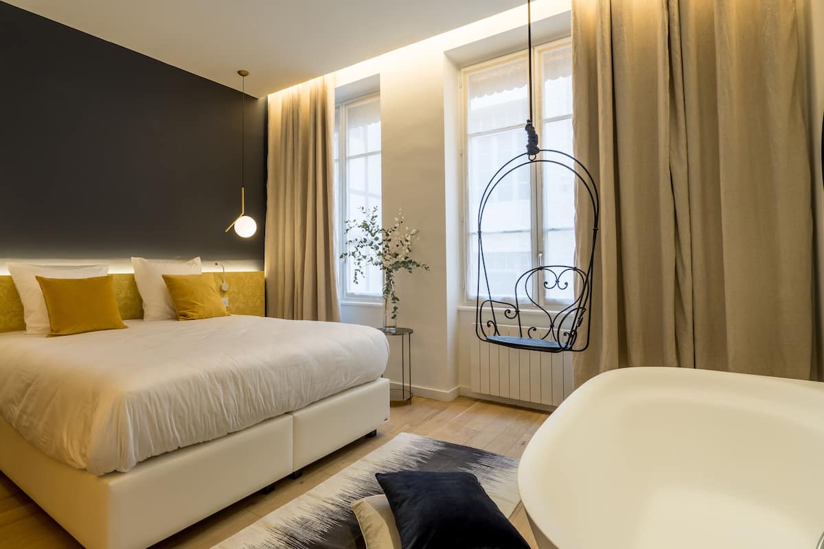 Suíte júnior (Entre Soi, 31 rue de la Charité Lyon) | 1 quarto, roupas de cama premium, camas com colchões pillow-top