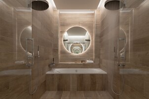 Suite Executive Perle, 54 rue Sala 69002 | Bathroom | Eco-friendly toiletries, hair dryer, slippers, towels