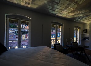 Suite Executive Nuances, 3 Rue du Doyenné, 69005 Lyon | Premium bedding, pillowtop beds, in-room safe, individually decorated - MiHotel (Lyon)