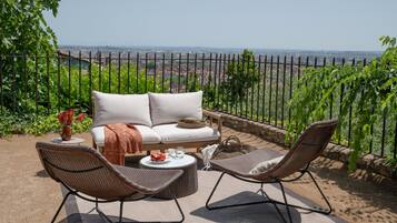 Suite Luxe Bellecour, 5 place Bellecour, 69002 Lyon | Terrace/patio