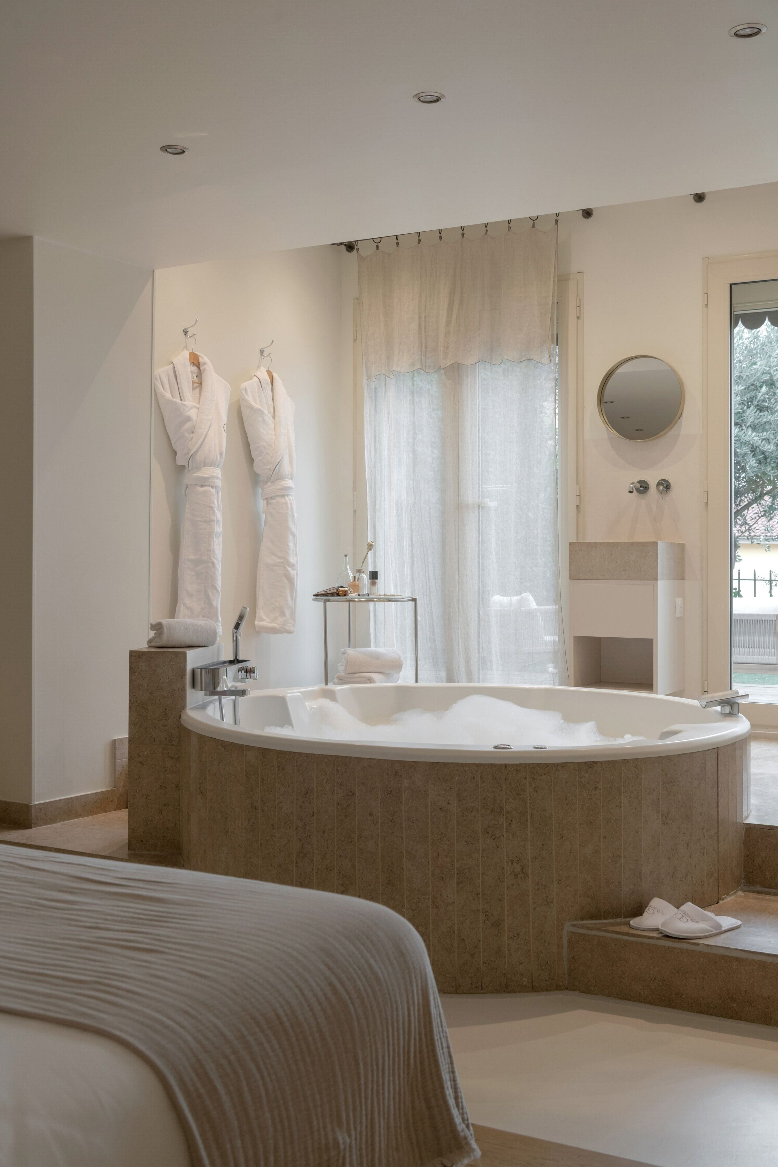 Luksussviitti, näköala puutarhaan (Bellecour, 5 place Bellecour, Lyon) | Kylpyhuone | Hiustenkuivaaja, tohvelit, pyyhkeet, saippua