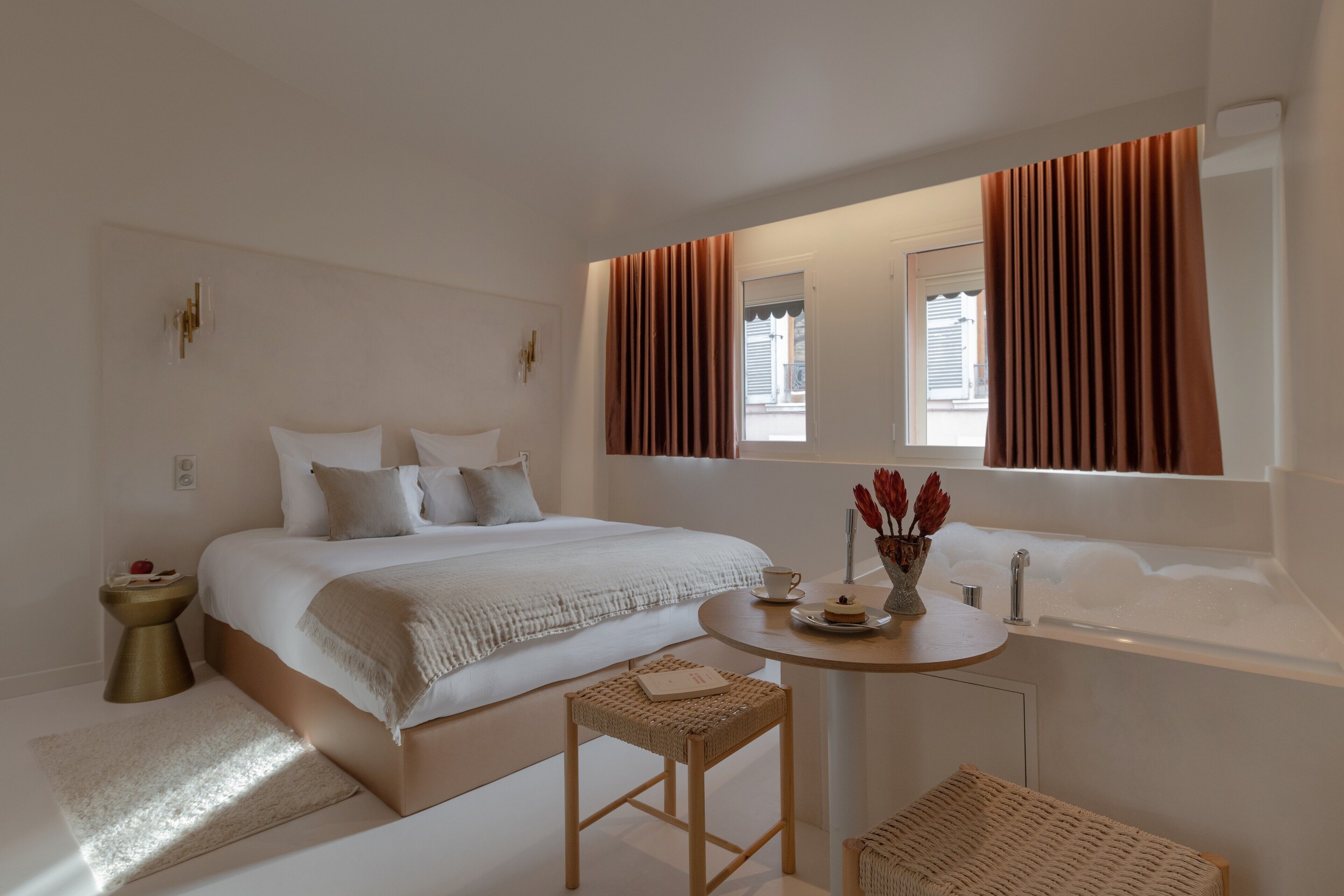 Executive-sviitti, takka, piha-alue (La Confidence, 17 rue Auguste Comte) | Ylelliset vuodevaatteet, pillowtop-patjalliset sängyt, minibaari