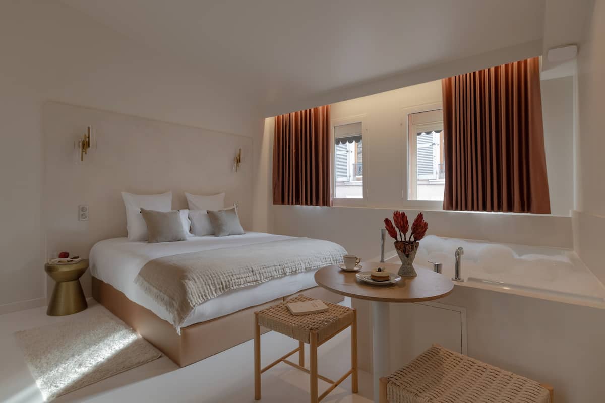 Executive-Suite, Kamin, zum Innenhof hin (La Confidence, 17 rue Auguste Comte)