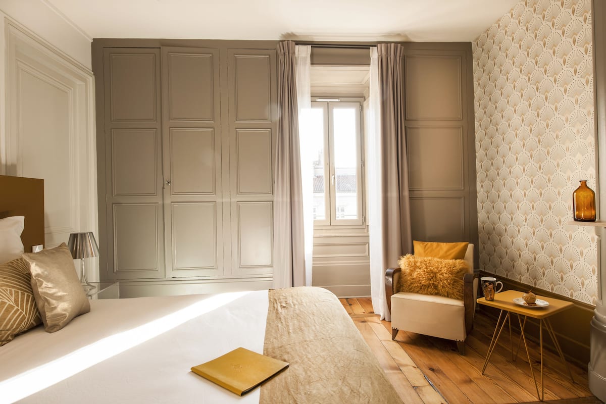 Suite Supérieure Merveille, 2 Place Gailleton, 69002 Lyon | Premium bedding, pillowtop beds, in-room safe, blackout drapes