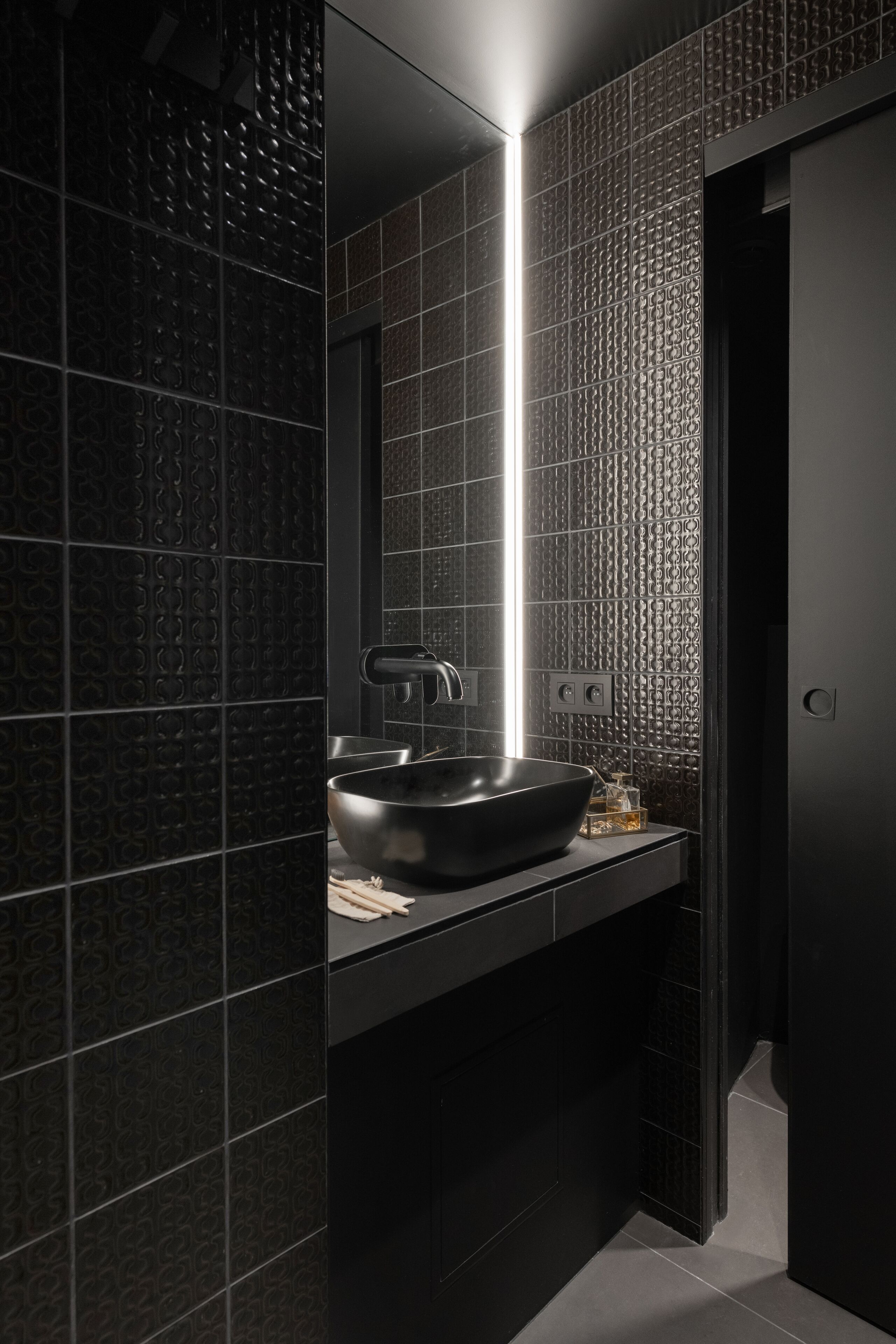 suite junior nova, 26 rue sala, 69002 | bathroom | hair dryer, slippers, towels, soap