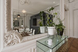 Suite Luxe Vertigo, 2 Place Gailleton, 69002 Lyon | Living area | 49-inch Smart TV with digital channels, TV