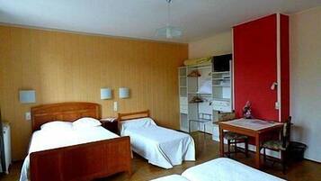 Työpöytä, äänieristys, silitysrauta/-lauta, ilmaiset vauvansängyt