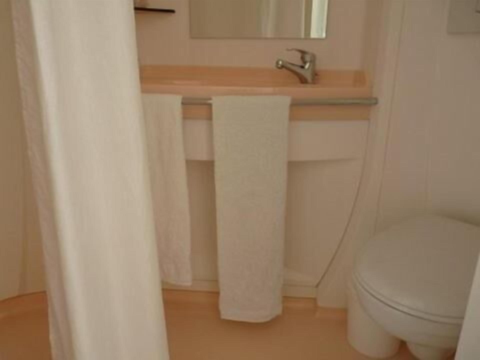 shower, free toiletries, hair dryer